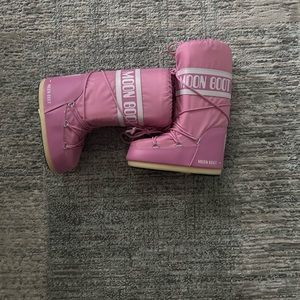 Moon boots size 6